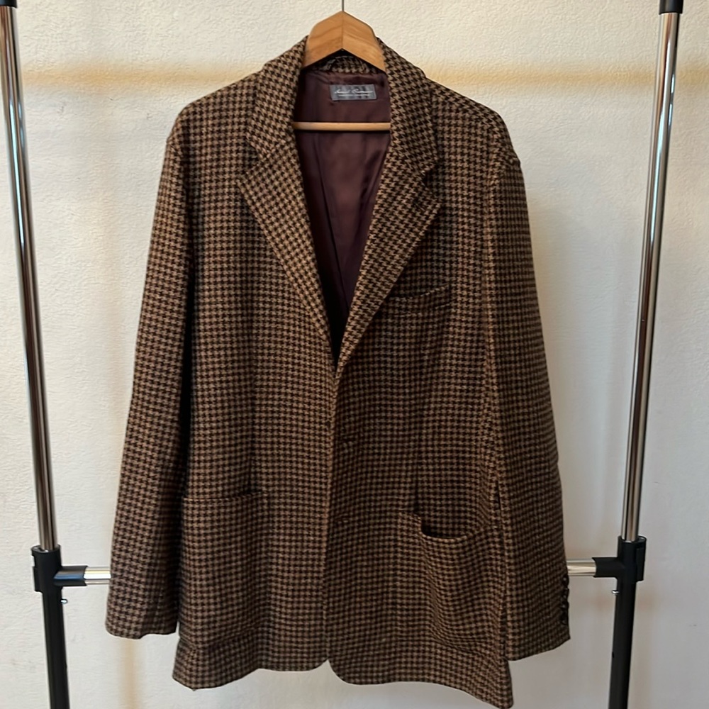 A Daniel Cremieux Sports Jacket. Size XL. Brownish colors.